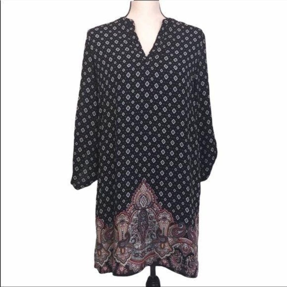 BUTTONS Large V-Neck Diamonds & Paisley Shift Dress